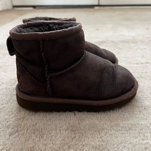 SALE! Kids mini Ugg boots Size 9 Color Burnt Cedar